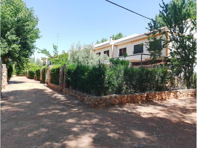 Bonito chalet en urbanización privada con acceso directo a la laguna. photo 0