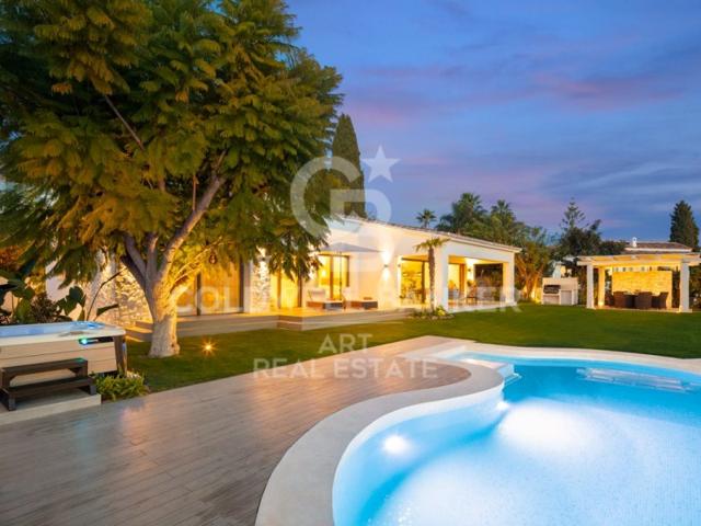 Villa En venta en Marbella photo 0