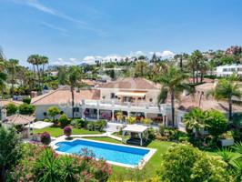 Villa En venta en Marbella photo 0