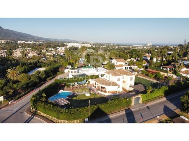 Villa En venta en Marbella photo 0