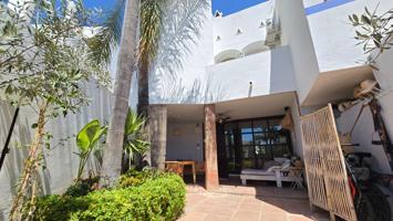 Chalet pareado, con jardín, piscina comunitaria y solárium en altos del Rodeo. Marbella photo 0