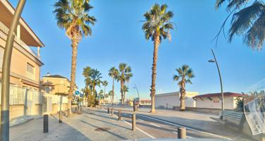 ADOSADO DE TRES PLANTAS AL LADO DEL MAR photo 0