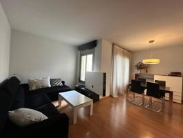 ¡Descubre tu nuevo hogar en esta moderna casa pareada de 158 m², construida en 2008! photo 0