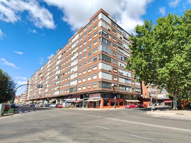 Vivienda de TRES dormitorios en Calle Madre de Dios, junto al Clínico y las universidades photo 0