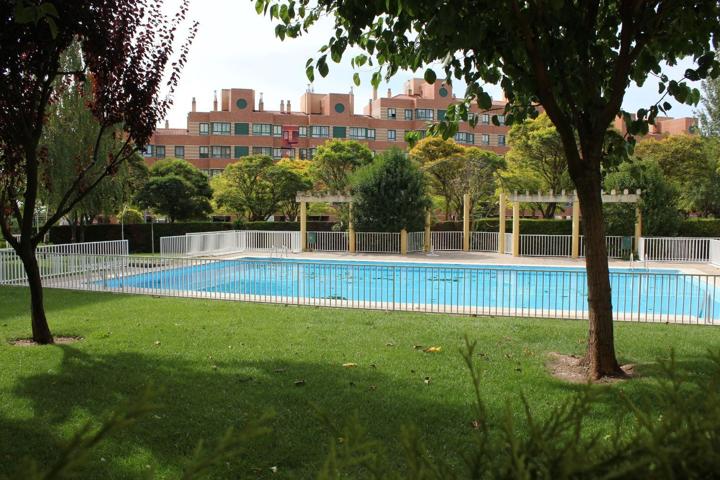 AMUEBLADA TRES dormitorios DOS BAÑOS en Urbanización LOS ENEBROS photo 0