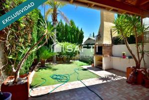 Espectacular bungalow en Riopark, cuenta con urbanización con piscina, parking y parque infantil. photo 0