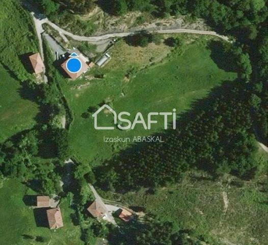 Finca rústica en Baranbio, en un entorno único, con caserío y múltiples usos photo 0