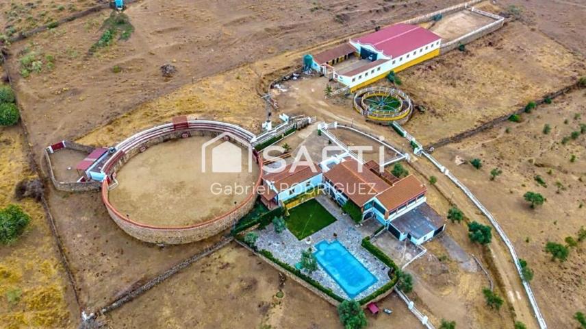 Venta de finca con gran vivienda y Plaza de toros, Badajoz (Extremadura) photo 0