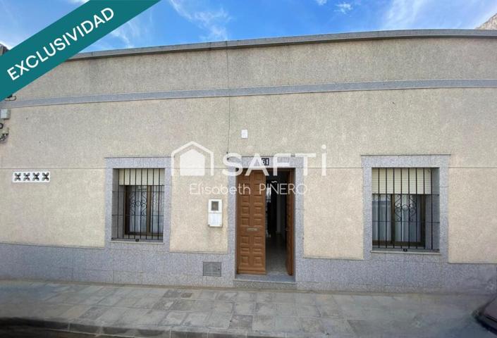 Casa de planta baja con patio y garaje. Amueblada photo 0