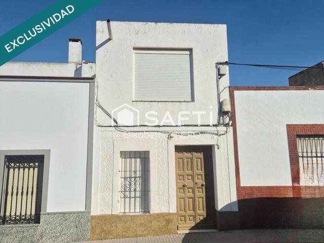 Gran oportunidad en el corazón de Montijo. Casa con patio, terraza y trastero para reformar a tu gusto. photo 0