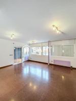¡Amplio piso con ascensor ,terraza y parking! photo 0