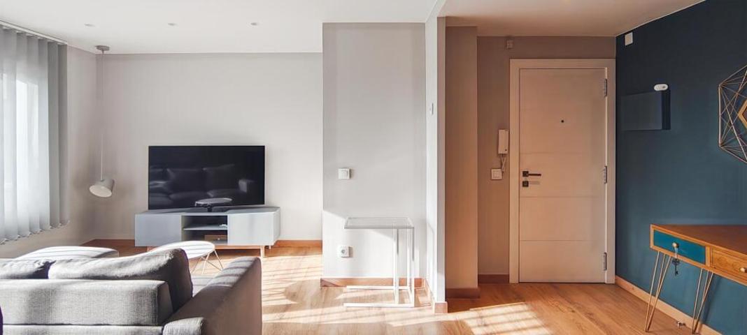 Vivienda con reforma integral amplia y luminosa con calidades premium. Se incluyen muebles. photo 0