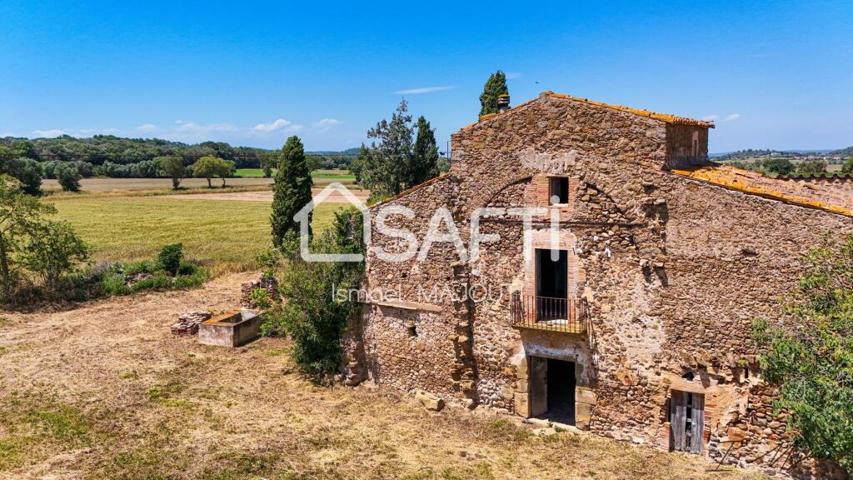 Imponente Masía Catalana para Reformar con Terreno y Vistas en Venta en Casavells photo 0