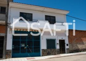 Local de 320m2 con vivienda de Valverde del Fresno photo 0