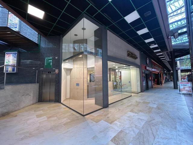 Se vende bajo comercial en Centro Comercial Área Central -Santiago de Compostela de 110m2, ubicado en una de las zonas más transitadas del Centro &lt;comercila photo 0