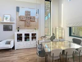 Casa unifamiliar única, con un marcado estilo industrial tipo loft, ubicada en una tranquila urbanización a tan solo 12 minutos de Santiago de Compostela. photo 0