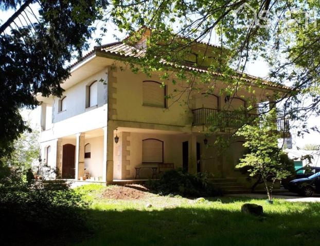 PRECIOSO CHALET DE TRES PLANTAS EN ZONA DE LALIN. photo 0
