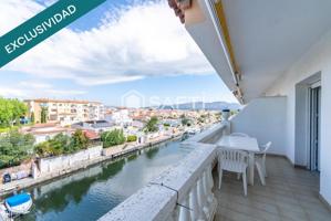 Piso con vistas al canal y piscina en Empuriabrava. photo 0