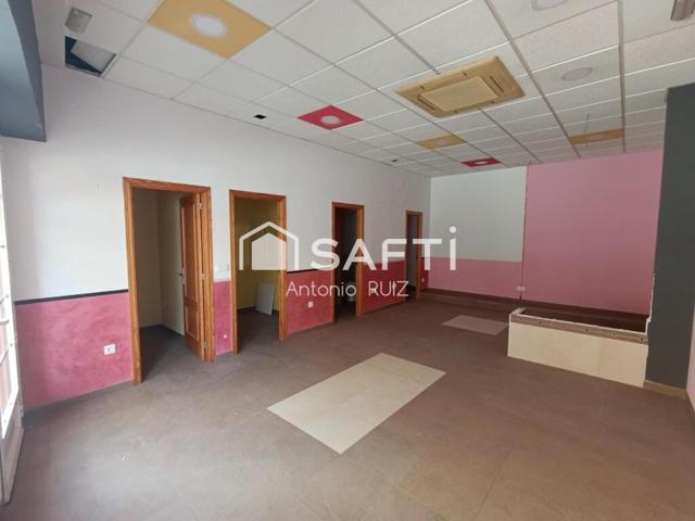 Local comercial en venta, zona Salesianos. Amplio, luminoso y con gran fachada. SIN COMISIÓN DE COMPRA photo 0