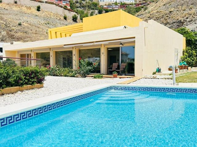 Villa En venta en Torrox photo 0