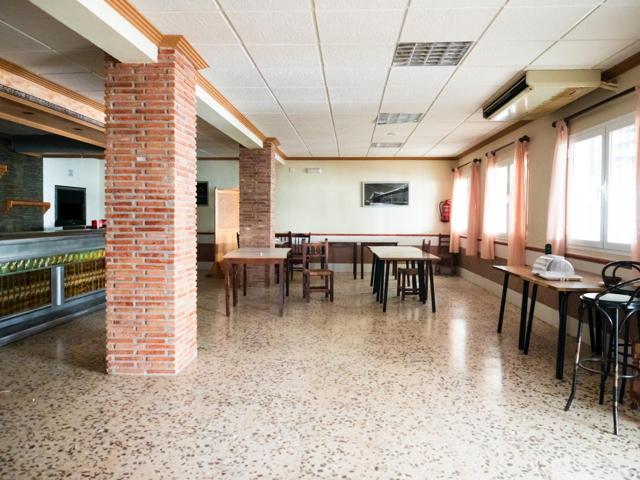 SE VENDE RESTAURANTE Y VIVIENDA EN BAZA! photo 0