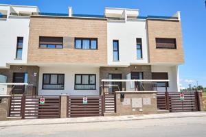 EXCLUSIVA VIVIENDA EN MACONDO UNA DE LAS MEJORES ZONAS DE MARACENA A 5 MINUTOS DEL METRO!!! photo 0