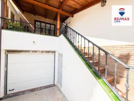 🏡 Amplia casa de 270 m² en zona residencial de Baza – 3 plantas, patio y gran cochera photo 0