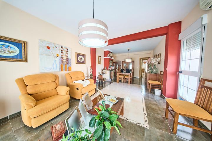 🏡ESPECTACULAR CASA DE 380m2 CON PISCINA PRIVADA, TERRAZA, DOS PATIOS Y DOS COCHERAS photo 0