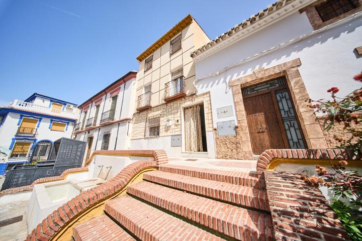 ¡Oportunidad en el centro de Íllora! Casa de 3 plantas con patio y chimenea photo 0