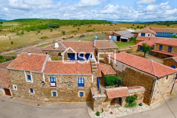 ESPECTACULAR CASONA MARAGATA DE 500 METROS EN UN ESTADO IMPECABLE. HABILITADA COMO VIVIENDA DE USO TURÍSTICO CON LICENCIA. PUEBLO DE SANTIAGO MILLAS. photo 0
