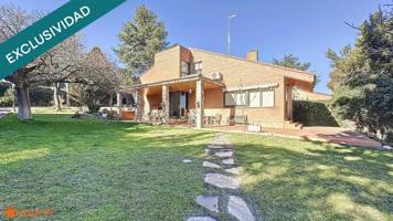 Chalet pareado con amplia parcela en Miraval. photo 0