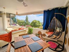 Apartamento reformado con amplia terraza acristalada, vistas al golf y orientación suroeste. photo 0