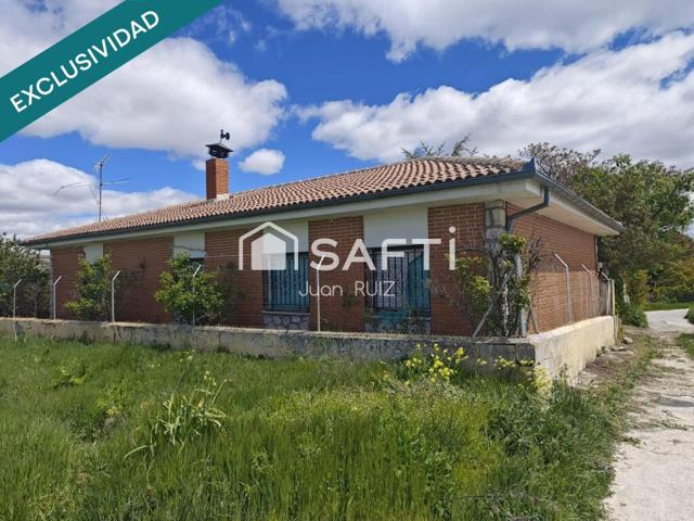 ¡Descubre el encanto! Casa con chimenea, porche y jardín photo 0