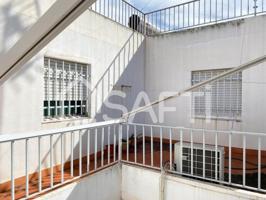 Amplia casa en Alberic con 3 terrazas y mucho potencial. photo 0