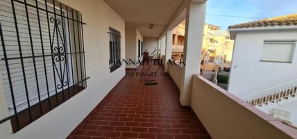 Vivienda adosada de tres niveles photo 0
