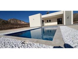 Chalet independiente con piscina y gran parcela photo 0