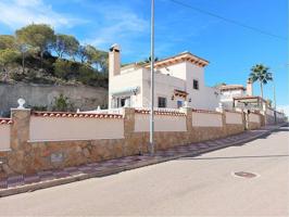 Precioso chalet de 4 dormitorios con piscina privada y jardín aislado en una gran ubicación con unas vistas impresionant photo 0