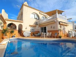 Villa independiente de 5 dormitorios con orientación sur, piscina privada y anexo independiente en venta en Blue Lagoon, photo 0