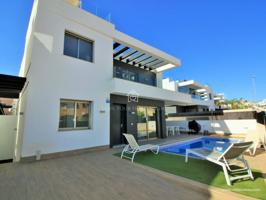 Moderno chalet de 5 dormitorios con piscina privada y sótano en venta en Villamartín photo 0