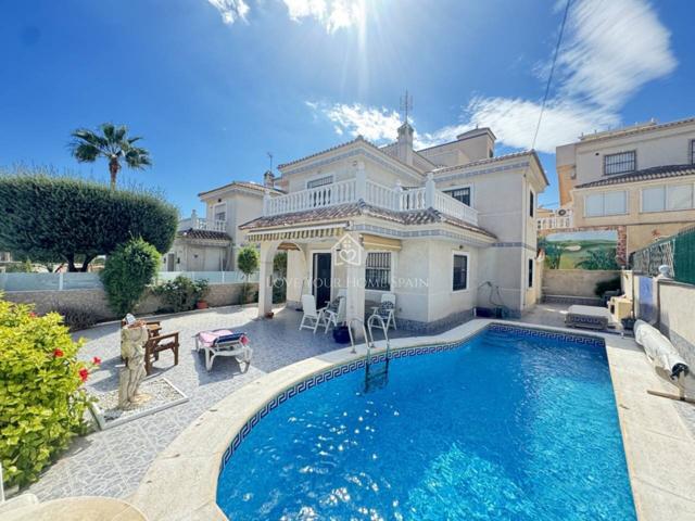 Preciosa villa de 4 dormitorios y 2 baños con piscina privada en Villamartin photo 0