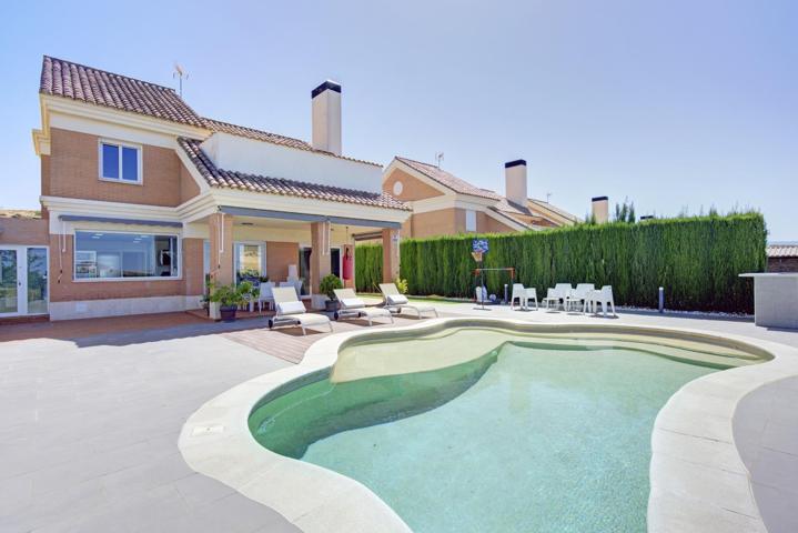 CHALET DE LUJO EN PRIMERA LINEA DE CAMPO DE GOLF photo 0