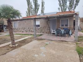 Villa En venta en Alfajarín photo 0