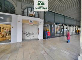 LOCAL COMERCIAL EN EL CENTRO DE LA BISBAL D&#x27;EMPORDÀ, IDEAL PARA SUPERMERCADOS O GRANDES SUPERFÍCIES. ACCESO POR 2 CALLES, PÁRQUING Y MUELLE DE CARGA. photo 0