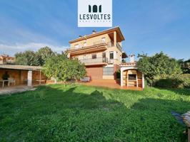 CASA UNIFAMILIAR DE 225 M2 CON GARAJE, GRAN JARDÍN Y TERRAZA CON VISTAS, EN VENTA EN LA BISBAL DE EMPORDÀ. photo 0