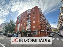 Piso para reformar con terraza en el barrio de La Rondilla, en la calle Serafín. photo 0