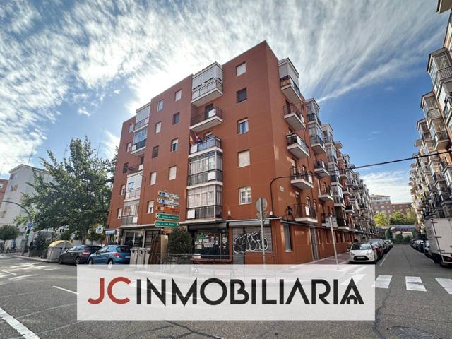 Piso para reformar con terraza en el barrio de La Rondilla, en la calle Serafín. photo 0