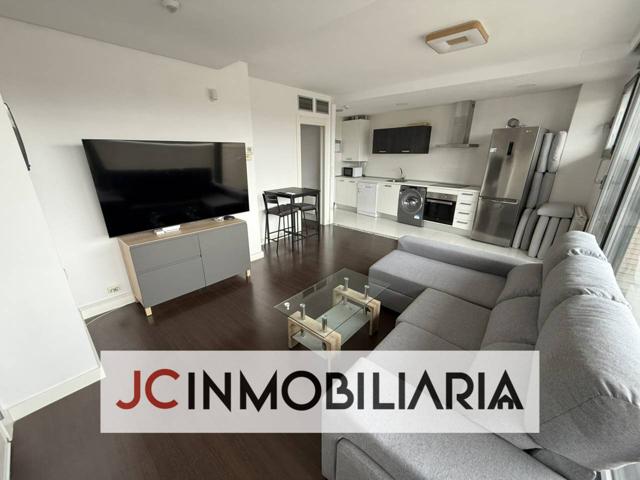 Precioso ático con terraza y garaje en la calle Panaderos. photo 0