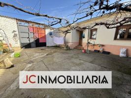 Preciosa casa con patio, en planta baja en Tordehumos. photo 0