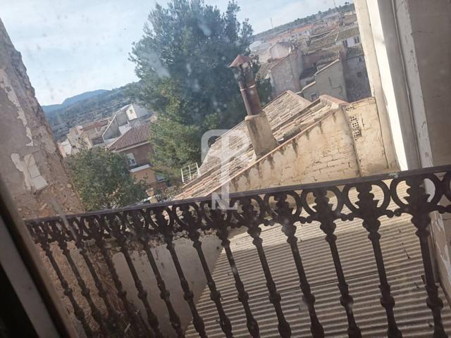 Gran casa céntrica pegada a la plaza del pueblo y la iglesia, de cuatro plantas con la cubierta nueva. photo 0
