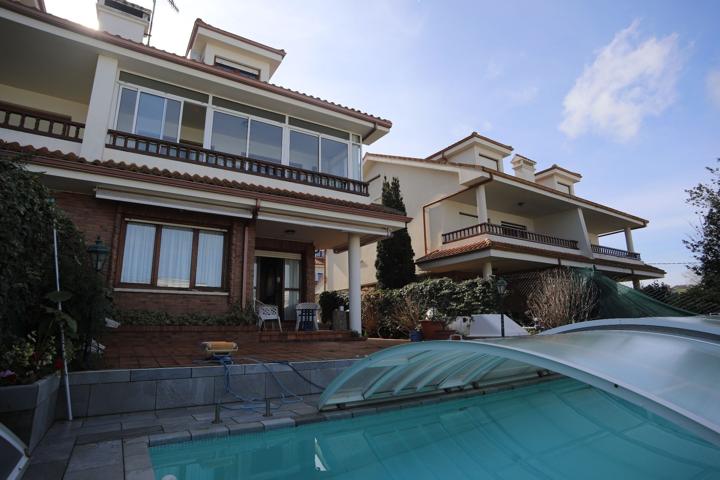 Villa En venta en Miengo photo 0